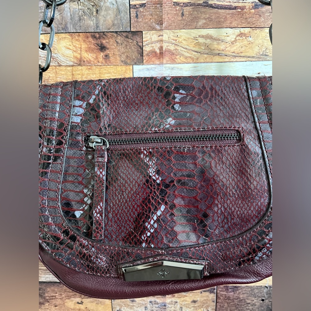 Simply Vera Vera Wang saddle-style crossbody bag